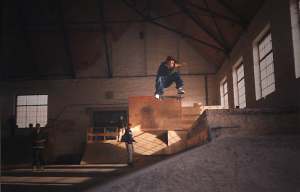 Fahrer: Michael Dufner, Trick: Kickflip over the Hip, Spot: Ulm, Reithalle