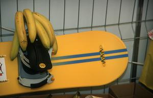 Snowboard mit Bananen dekoriert